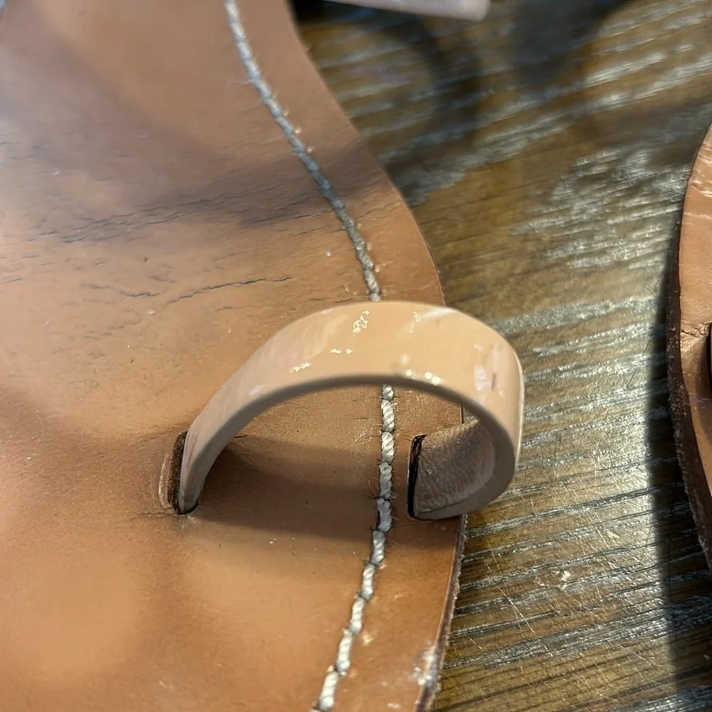 EUC Tory Burch Val Patent Leather Nude Toe Ring Sandal Size 7 1/2
